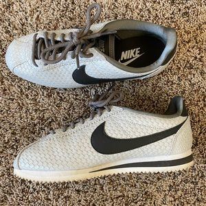 Nike Shoes! Like new!